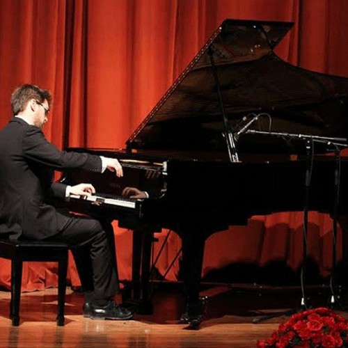 Iranian Piano Prodigy Surprises the Audience with This Nostalgic Performance