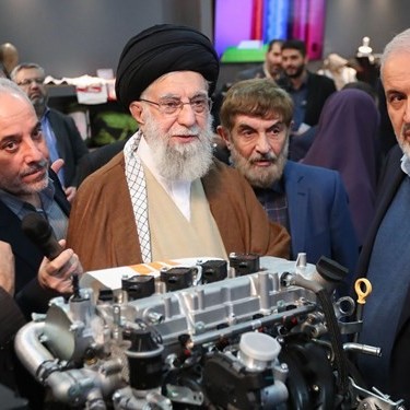 Leader Visits Exhibition of Iran’s Homegrown Products